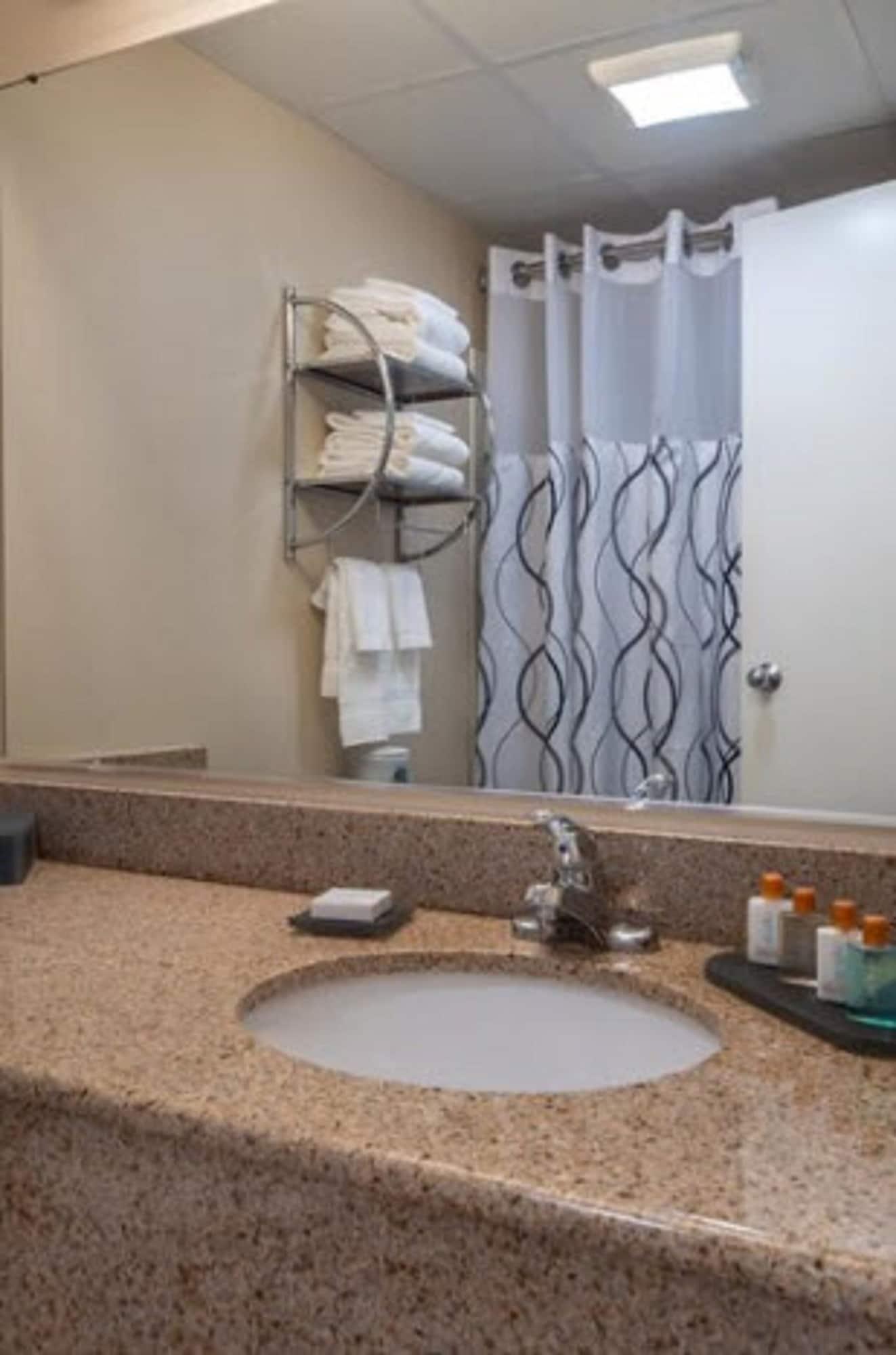 רהובות' ביץ' The Breakers Hotel & Suites מראה חיצוני תמונה